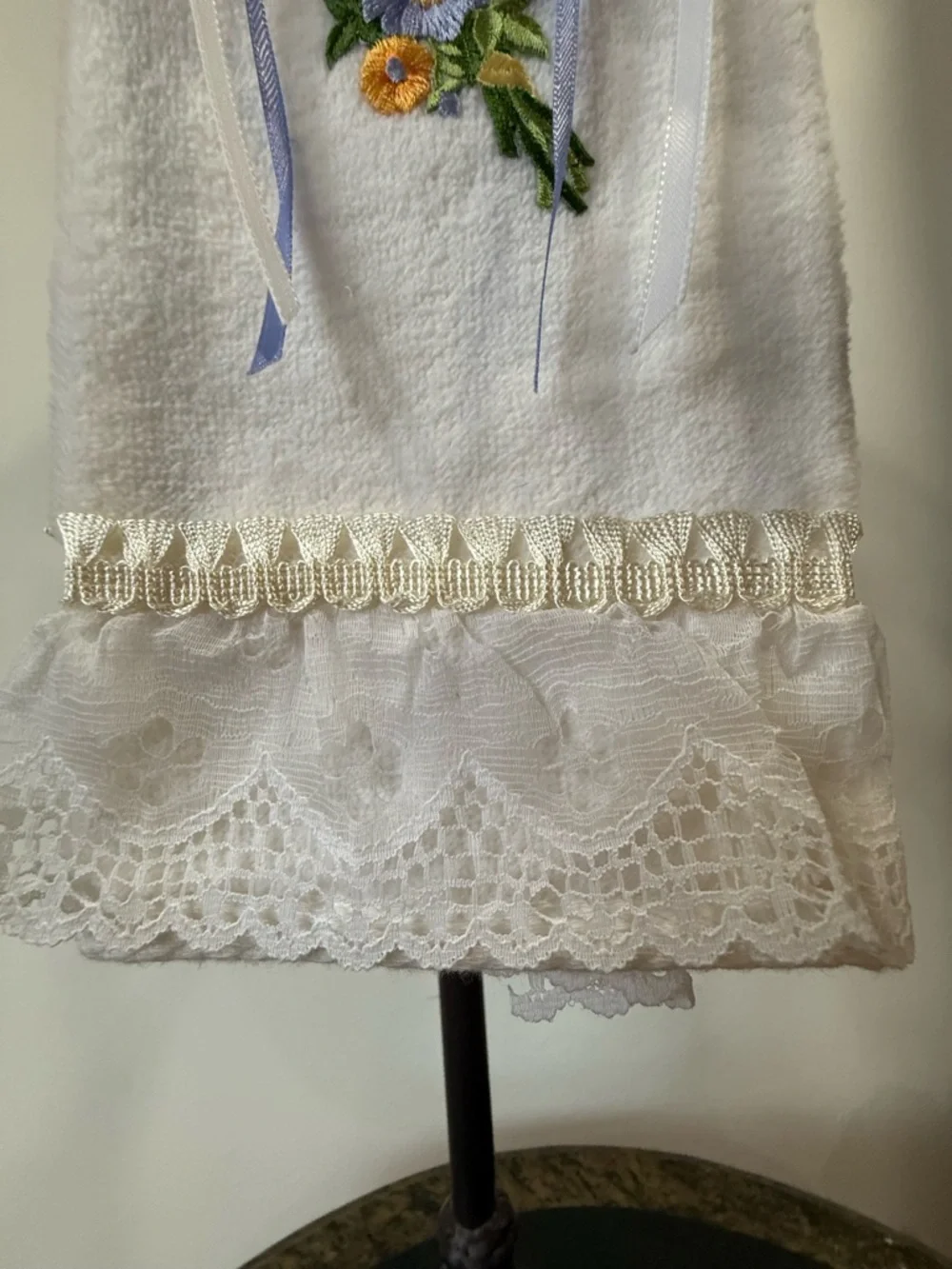 🪻White Floral Embroidered Lace Hand Towel and Toilet Paper Holder Set 🪻